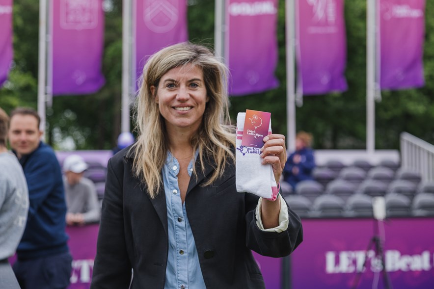 Kim Lammers laat sokken zien die haar bedrijf CIRCULAR SPORTS heeft ontwikkeld voor het Dutch Ladies Open