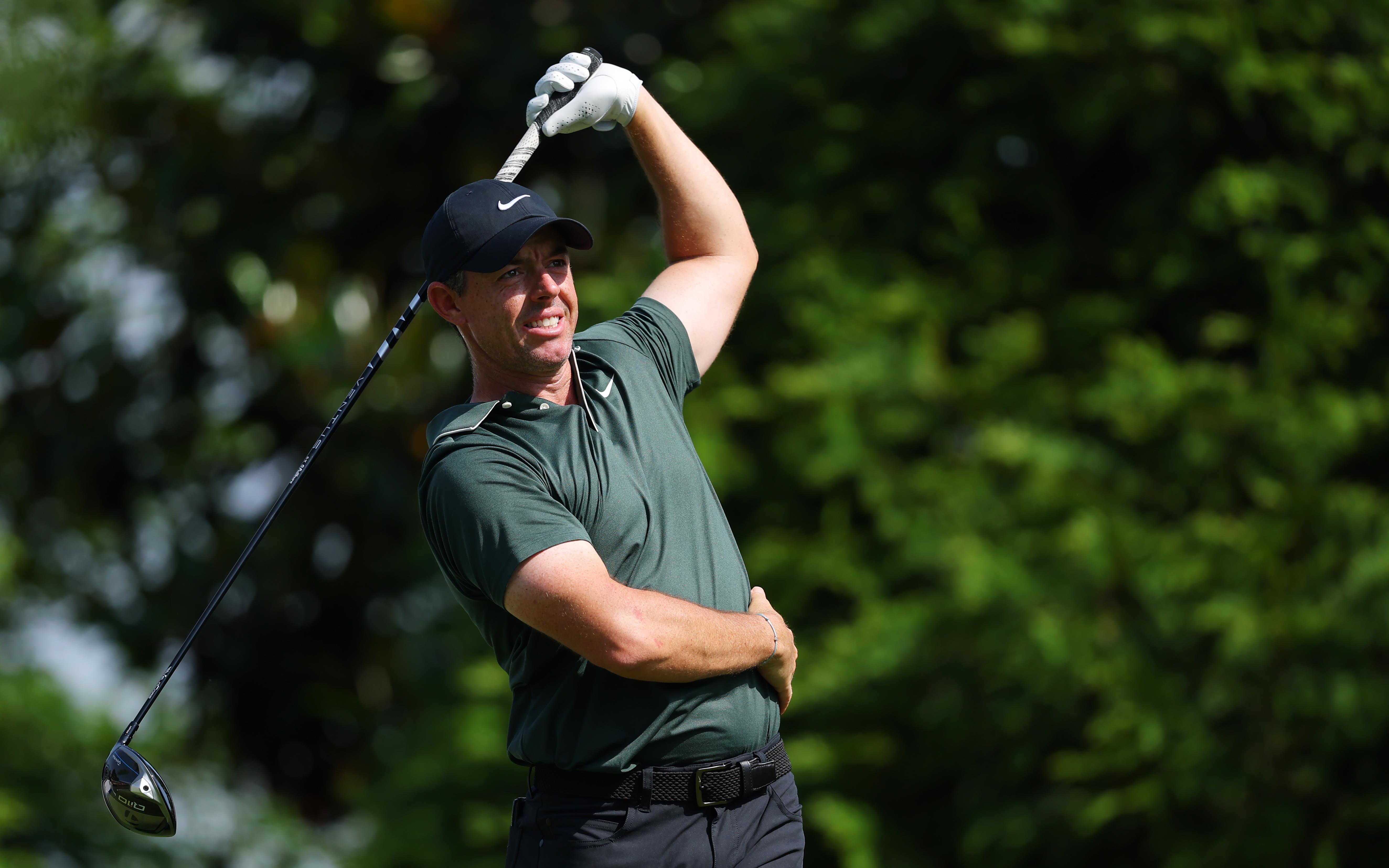 De Noord-Ierse topgolfer Rory McIlroy met zijn driver tijdens het PGA Championship van 2025 op Quail Hollow