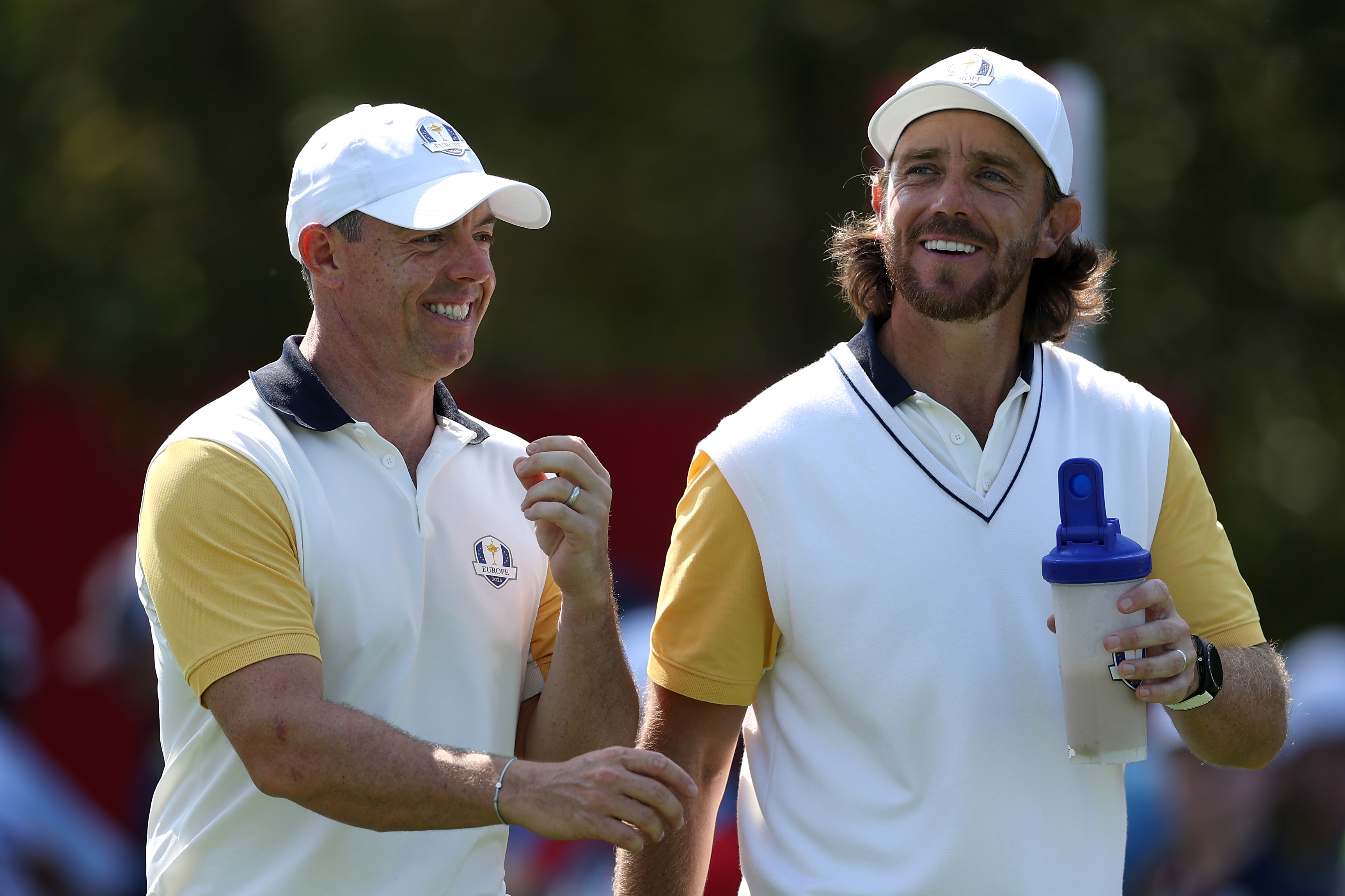 De topgolfers Tommy Fleetwood en Rory McIlroy tijdens de Ryder Cup in 2025