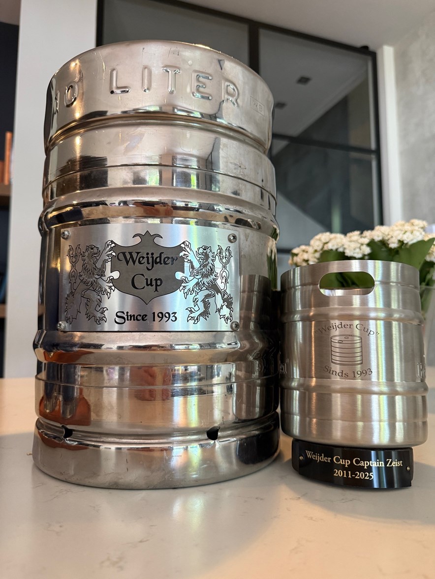 De beker waar het om draait in de Weijder Cup