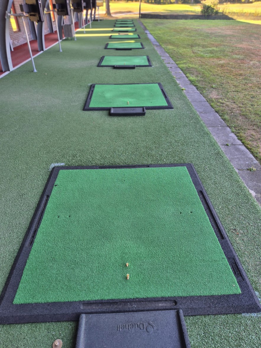 Afslagmatten op de drivingrange van 't Sybrook