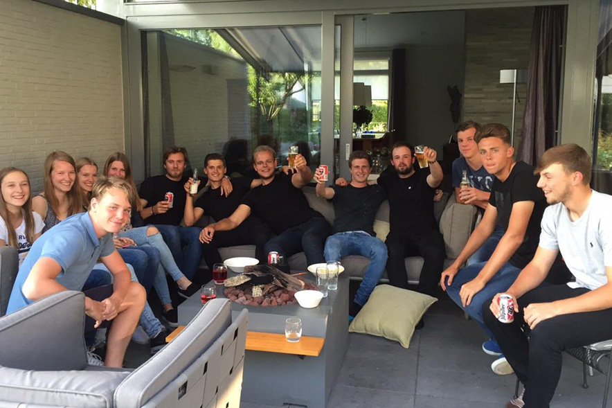 Gastgezin proost met meerdere logees