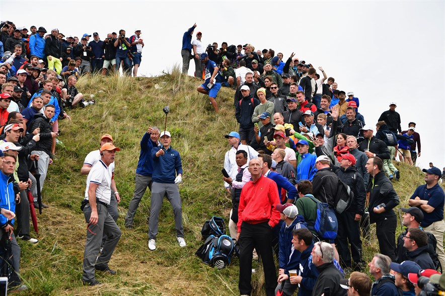 De Amerikaanse topgolfer Jordan Spieth krijgt een ruling tijdens The Open op Royal Birkdale in 2017