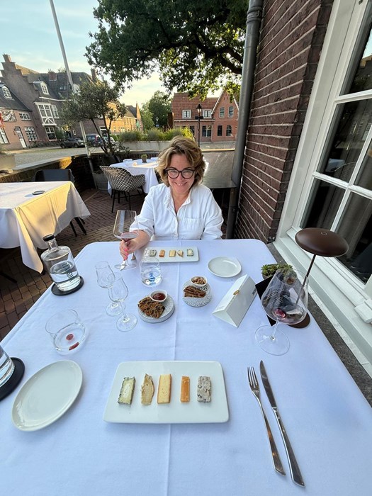 Maaike geniet van kaas bij 't Lansink