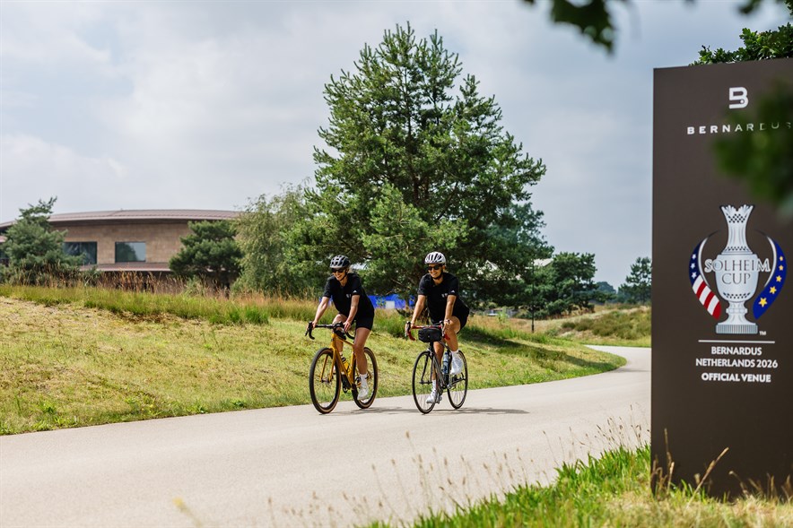 Anne van Dam en Eva-Lotta Strömlid fietsen de fanroute voor de Solheim Cup van station 's-Hertogenbosch naar Bernardus