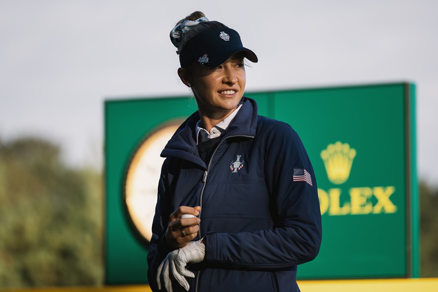 Nelly Korda tijdens oefenronde Solheim Cup