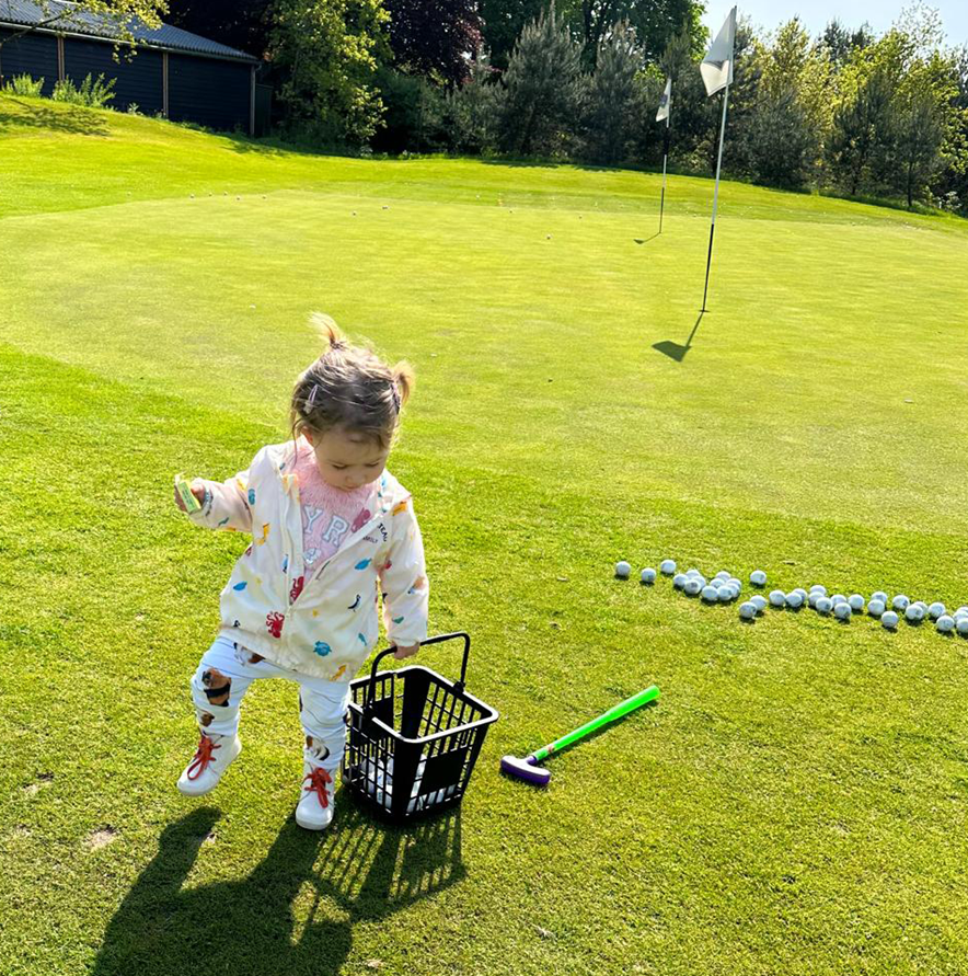 Amelie verzamelt balletjes - peuters mee naar de golfbaan een praktische gids