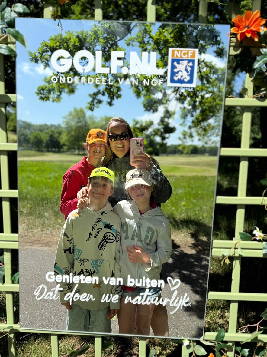 Annet met haar drie kinderen 