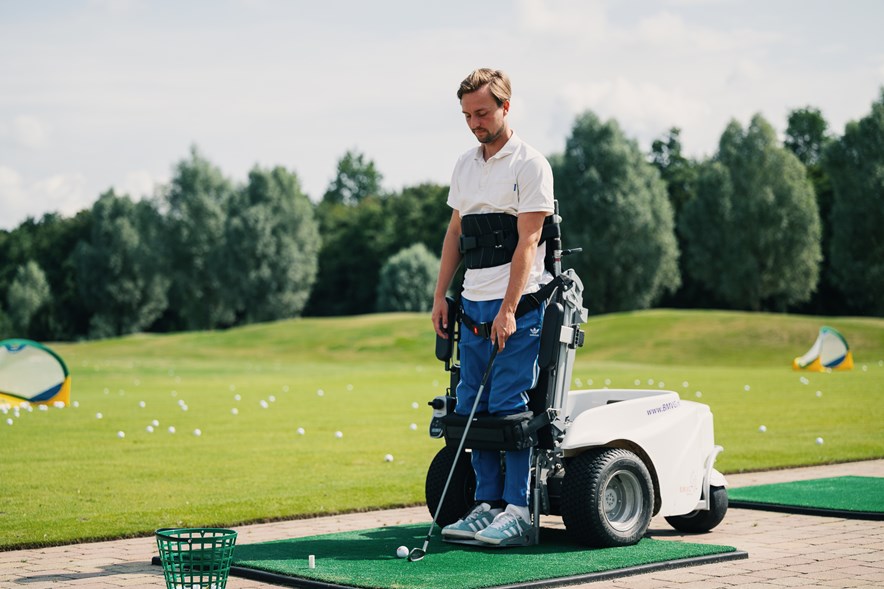 Menno Streefland in een rolstoel. Golfclinic voor jongeren met een fysieke beperking