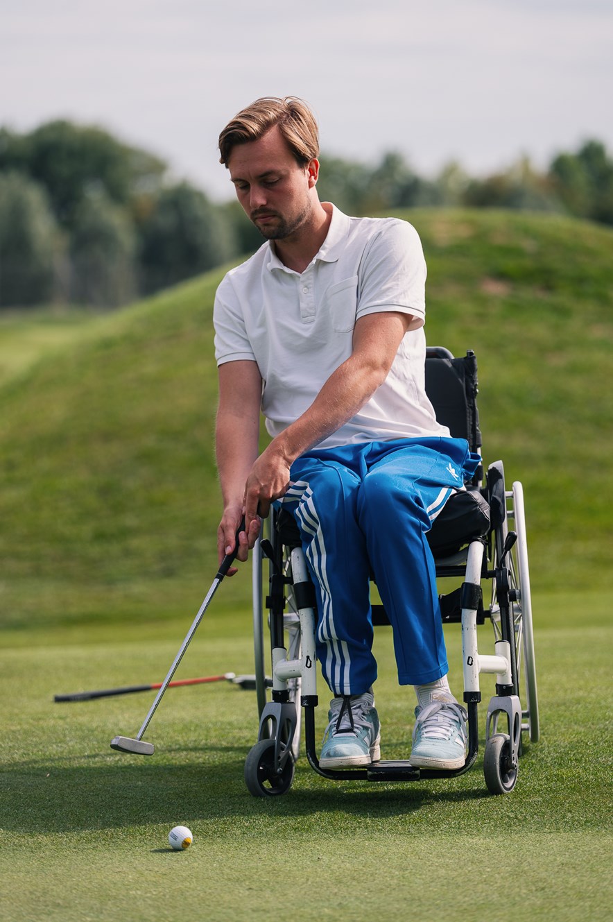Menno Streefland in een rolstoel. Golfclinic voor jongeren met een fysieke beperking