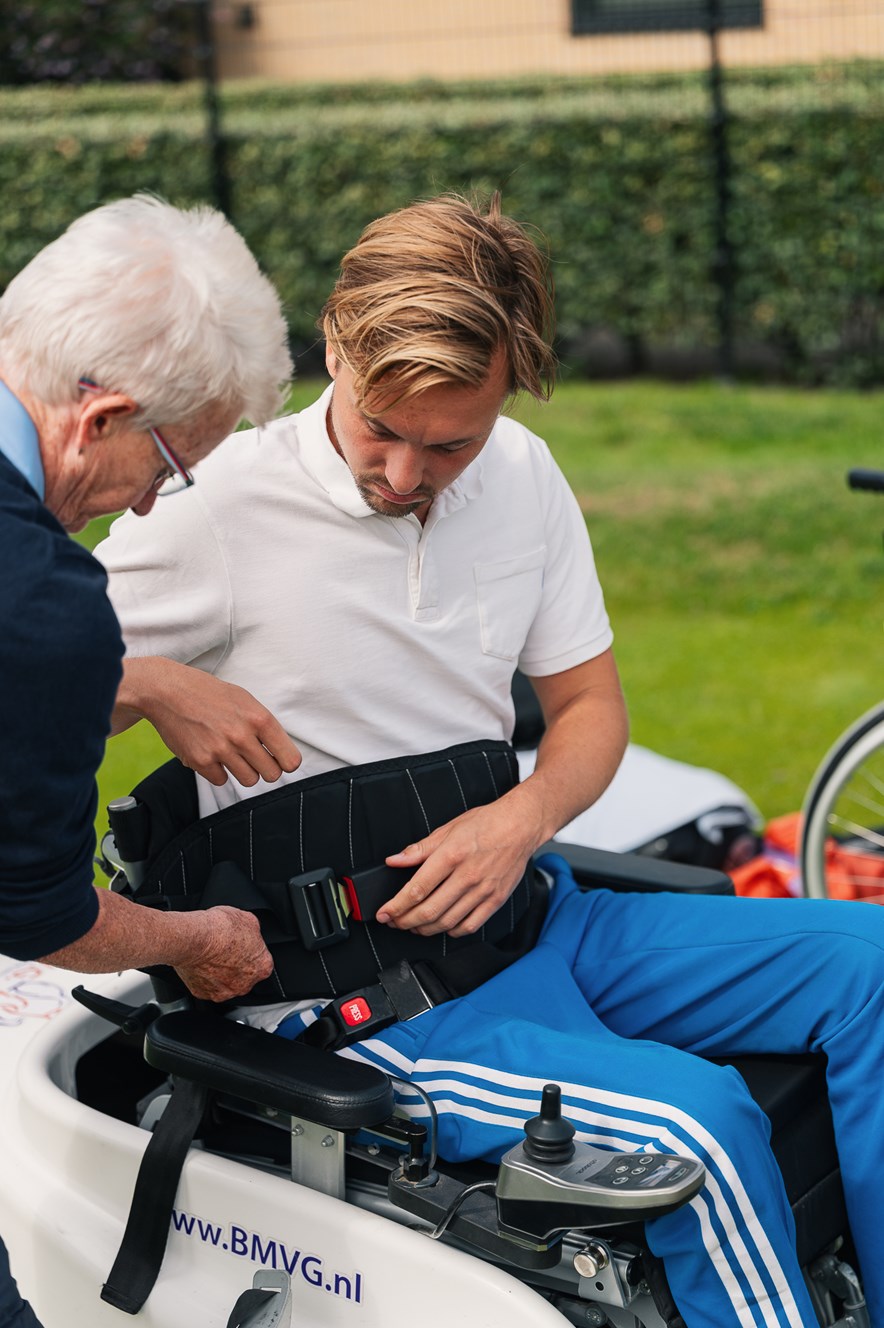 Menno Streefland heeft een incomplete Dwarslaesie. GOLF.NL nam hem mee naar een golfclinic
