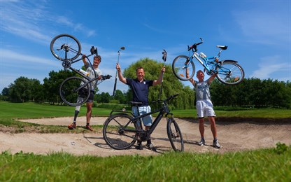 Beeld: Merijn, Naud en Derk fietsen en golfen voor de Mentelity Foundation - Fotografie: Remco Meijer