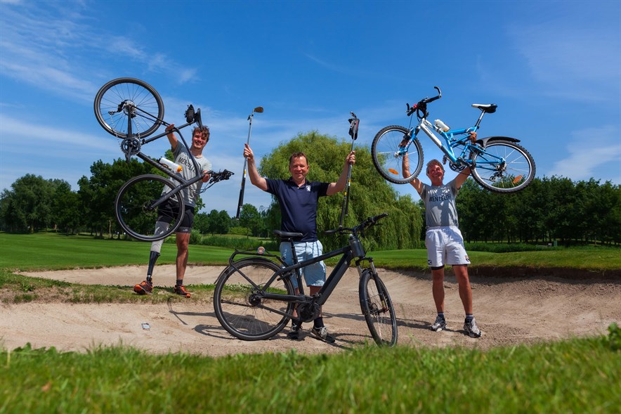 Beeld: Merijn, Naud en Derk fietsen en golfen voor de Mentelity Foundation - Fotografie: Remco Meijer