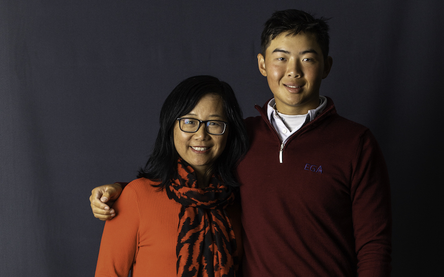 Golftalent Jerry Ji met moeder Cathy