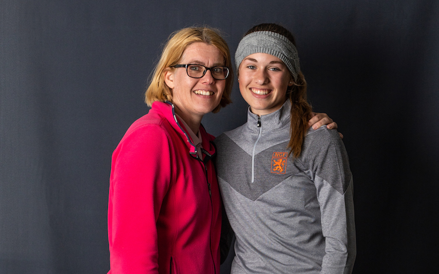 Golftalent Nog van Beek met moeder Esther