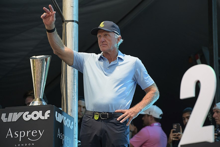 greg norman zwaait naar het publiek tijdens een liv golf toernooi