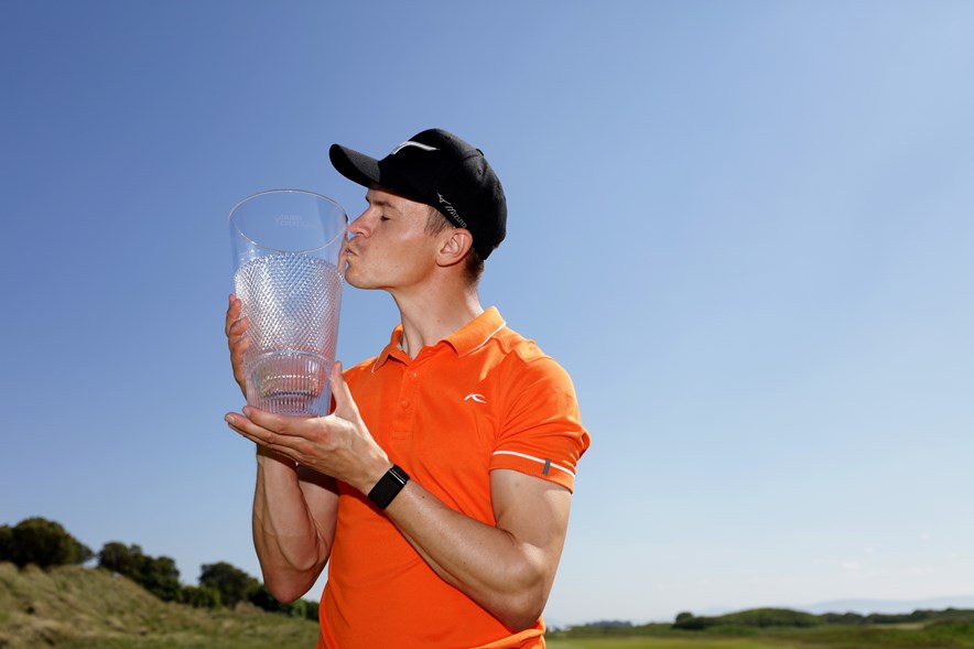 De Nederlandse topgolfer Daan Huizing kust de trofee na het winnen van de Irish Challenge op de Challenge Tour