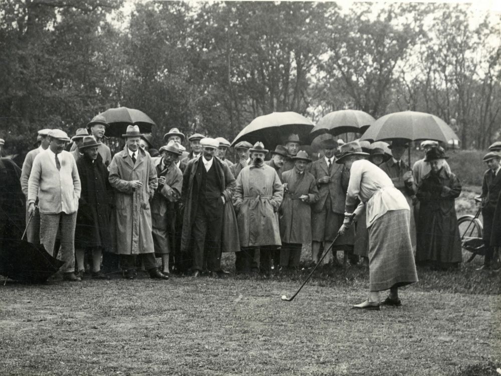 Freule Daisy verricht openingsslag