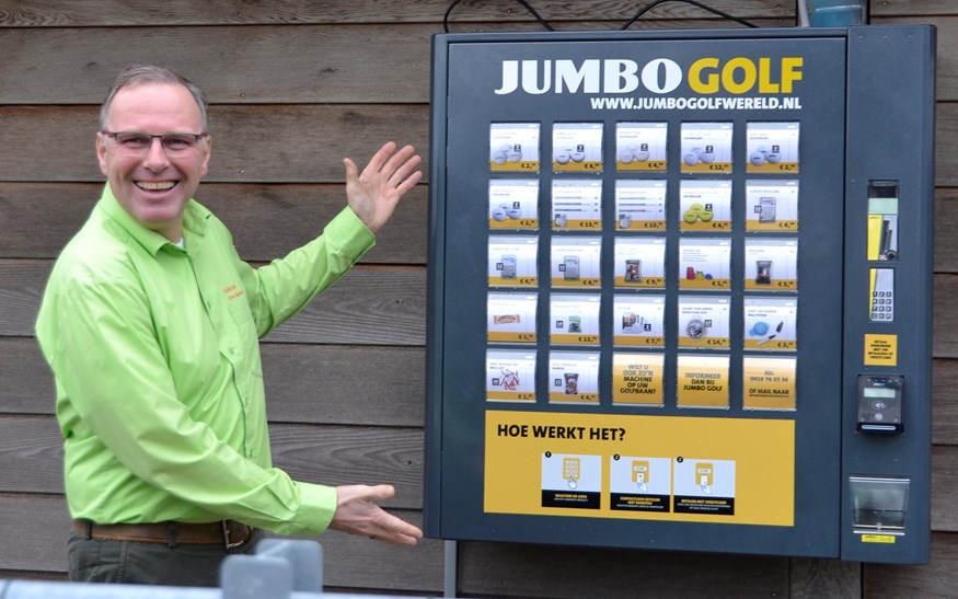 Dinand Braakman, trotse eigenaar van Golfclub Erve Braakman bij de allereerste Jumbo Golf vendingmachine.