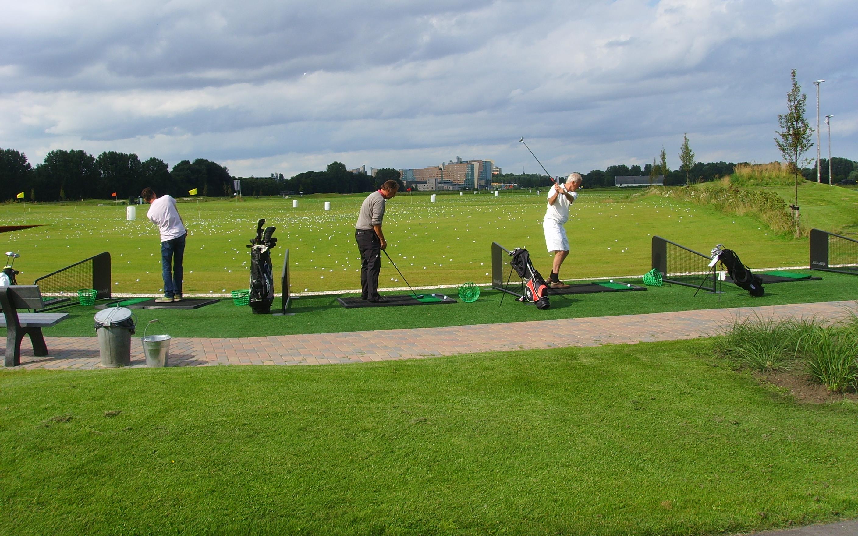 golfers op drivingrange