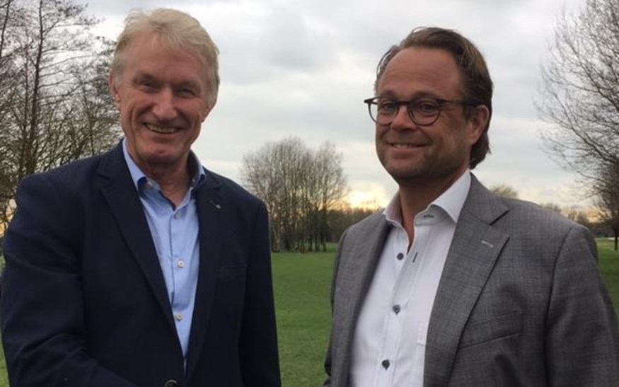 Op bijgaande foto zijn Tinus Vernooij (links) en de nieuwe voorzitter Dirk-Jan Vink te zien.