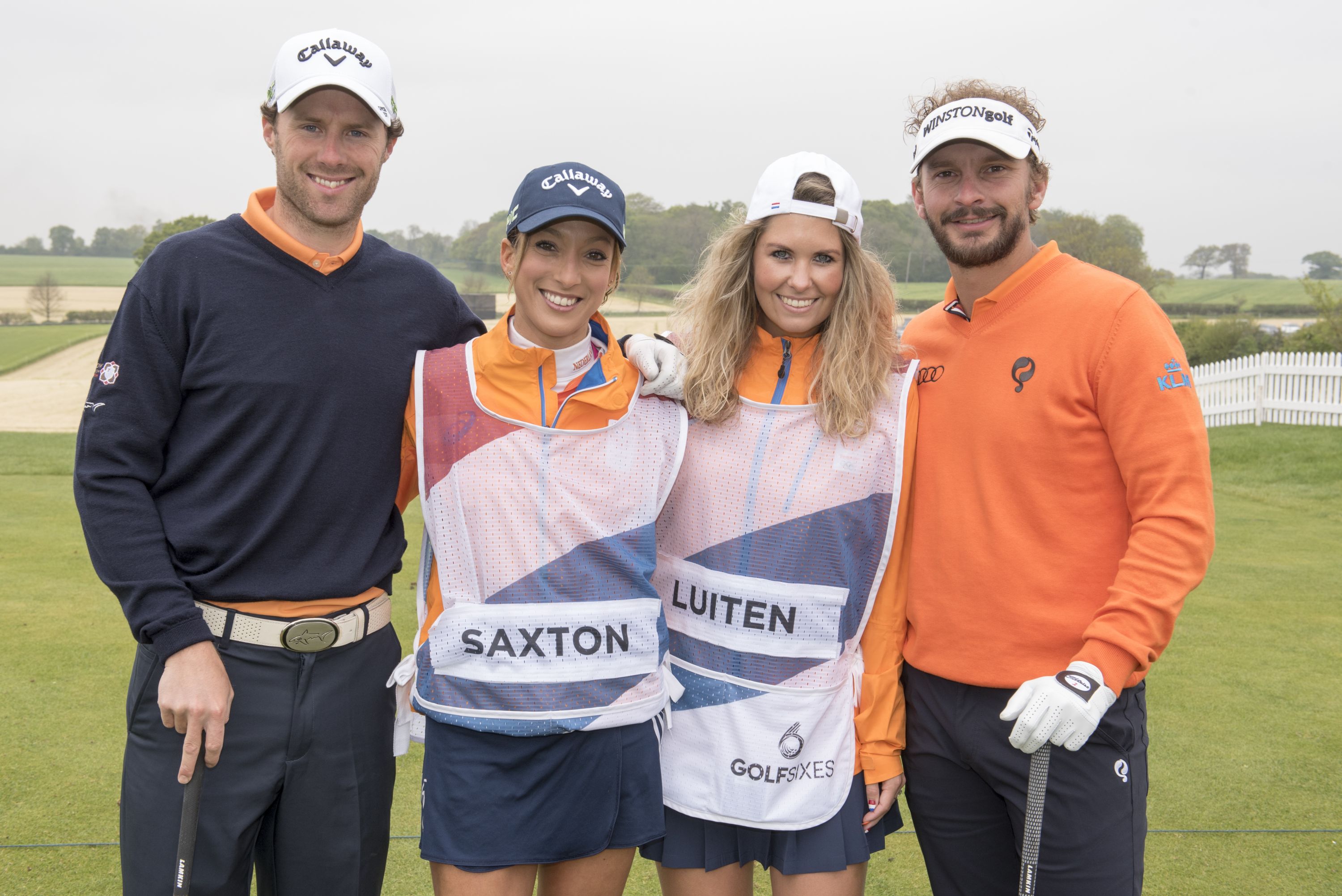 Reinier Saxton en Joost Luiten en hun partners als caddie