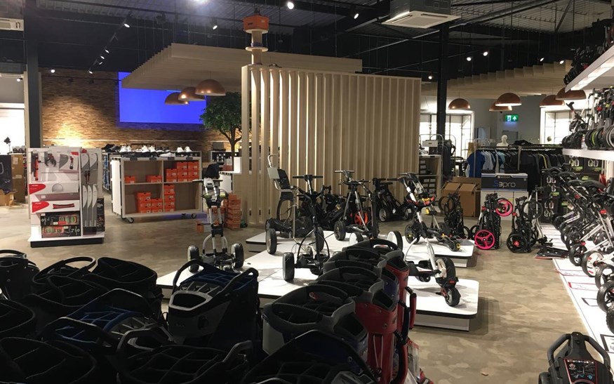 Het interieur van de nieuwe vestiging van Jumbo Golf Arnhem