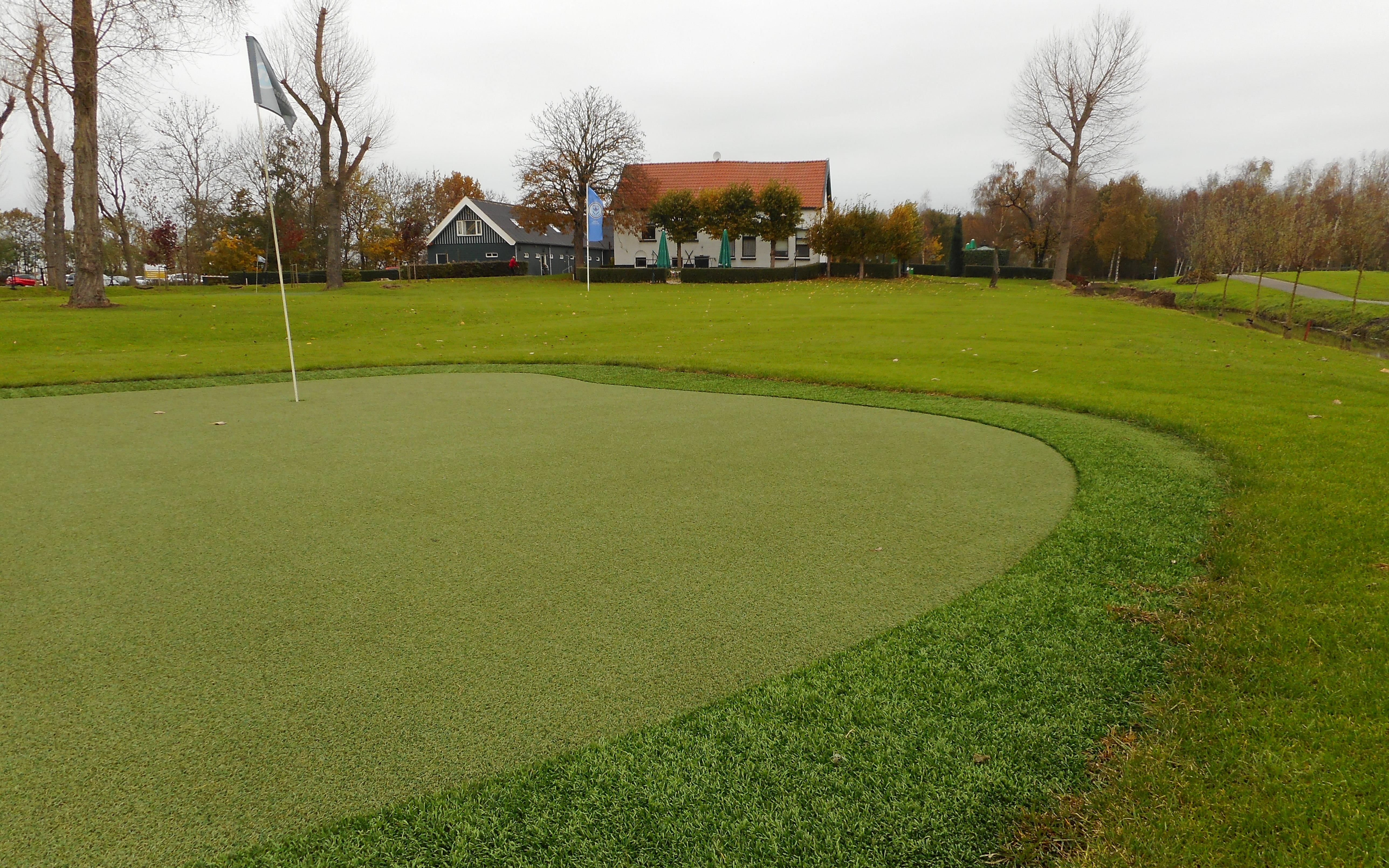 Een kunstgras oefengreen met kunstgras fringe op Golfbaan Schinkelshoek