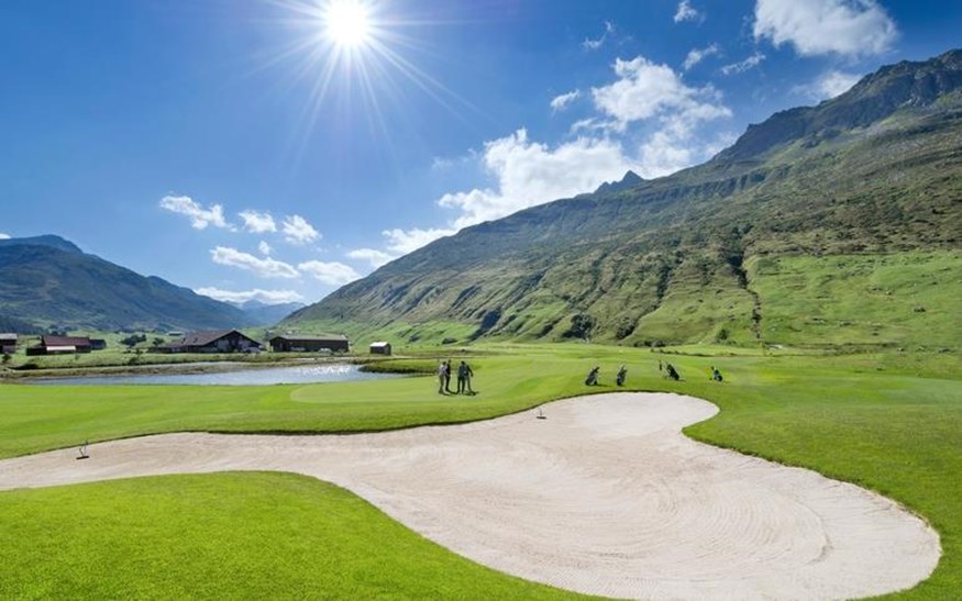 golfbanen in de Alpen van Zwitserland is hemels