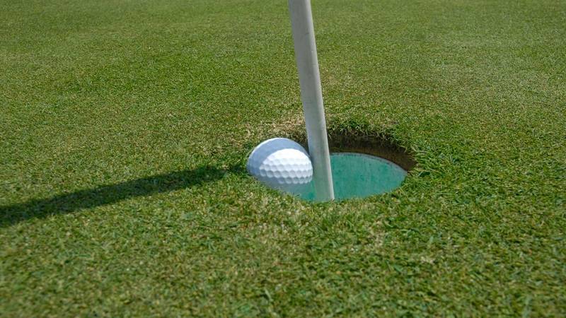 golfregels bal klem tegen vlag