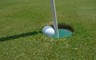 golfregels bal klem tegen vlag