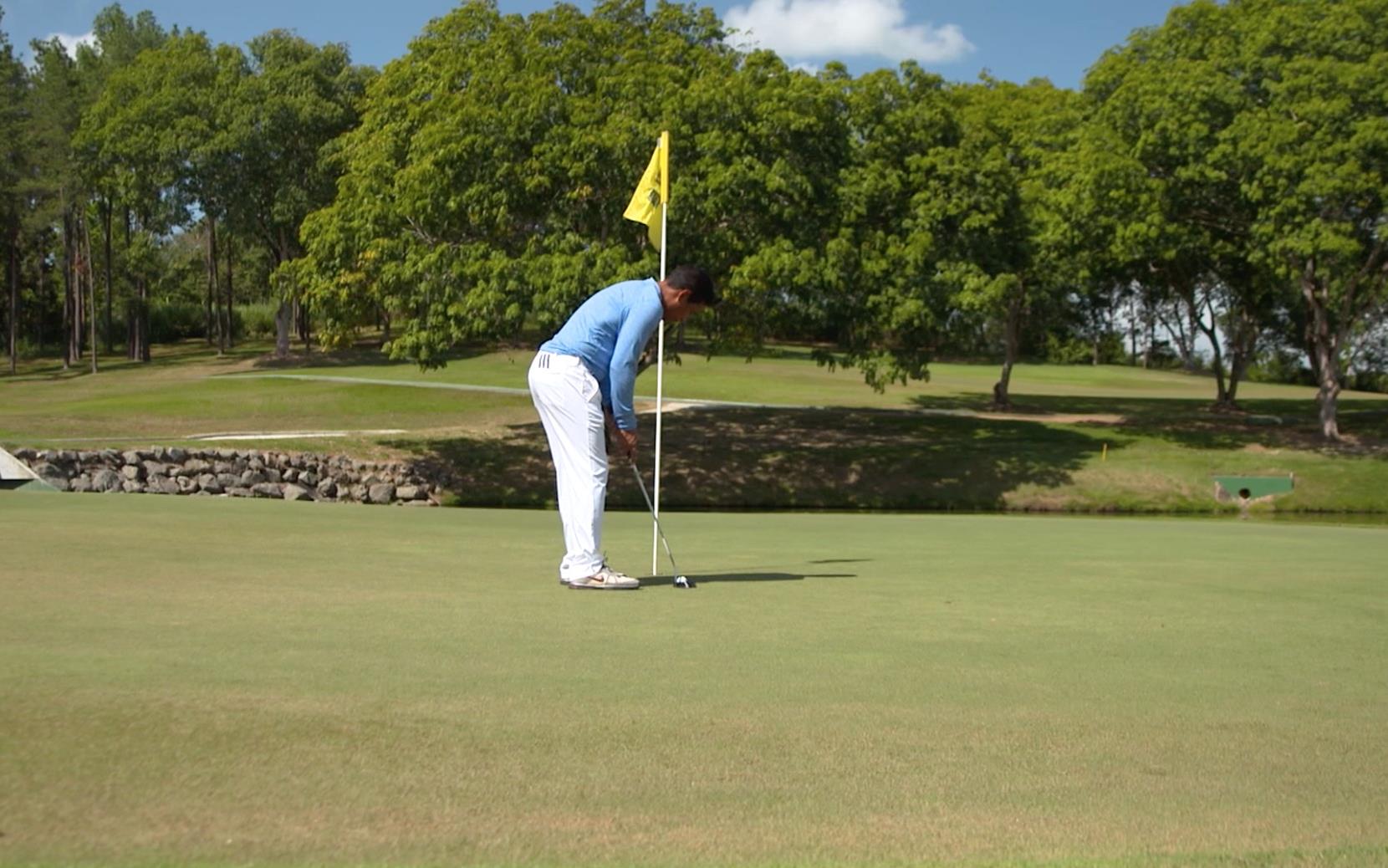 golfregels vlaggenstok in de hole