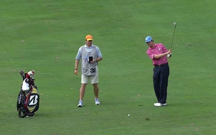 golfregels plag raakt bal