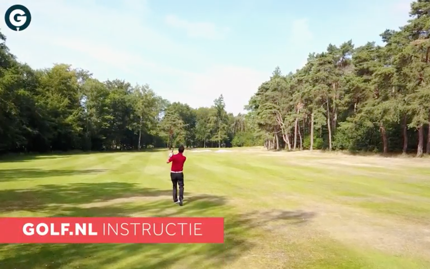 Hoe krijg je goed balcontact op harde, droge zomerfairways?