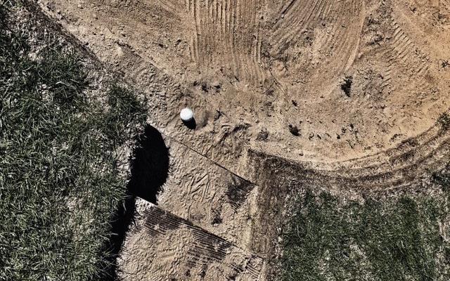 golfregels bal tegen vast obstakel in bunker
