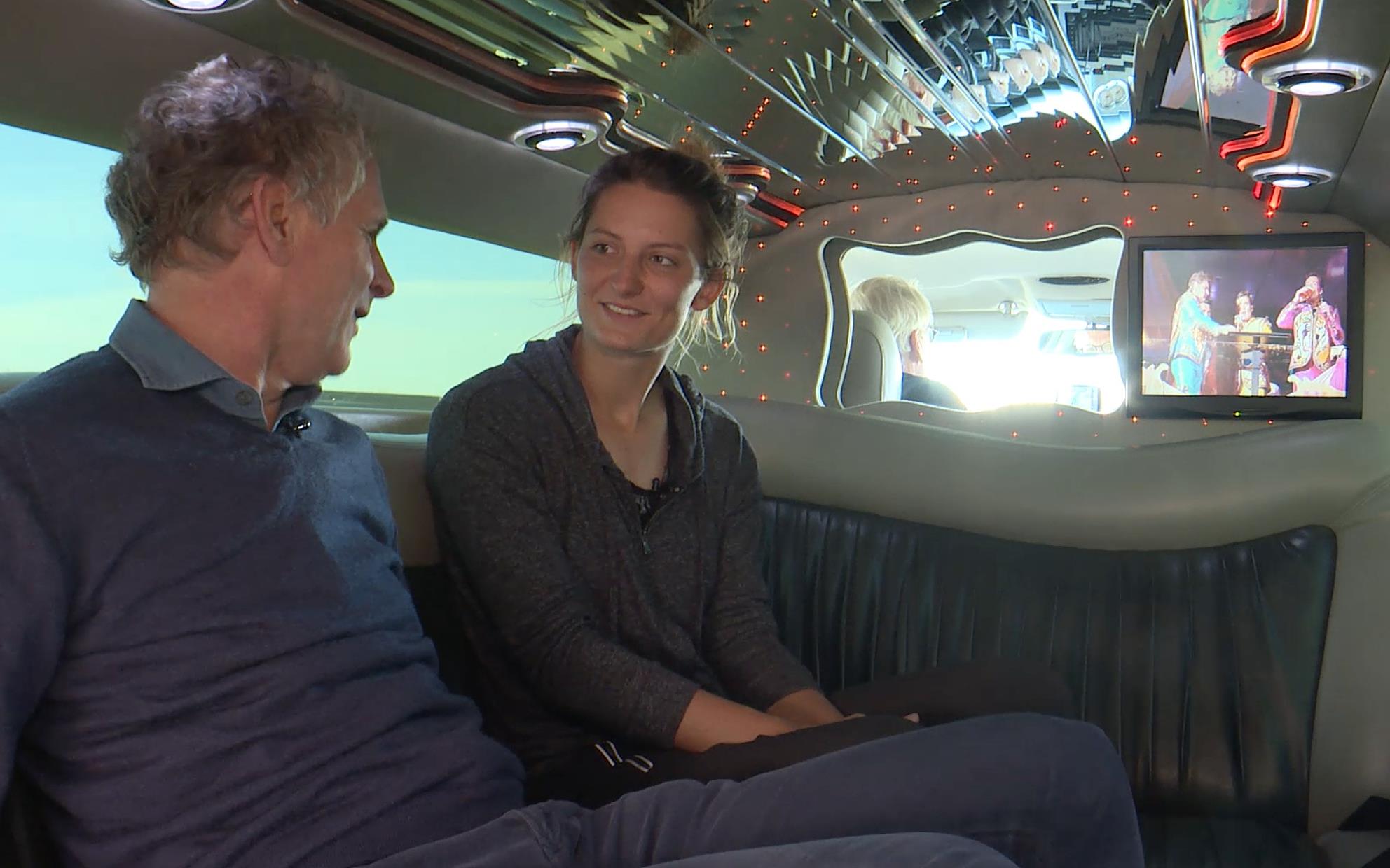 Anne van Dam wordt in stijl opgehaald op Schiphol na haar zege in de Canberra Classic in Australië