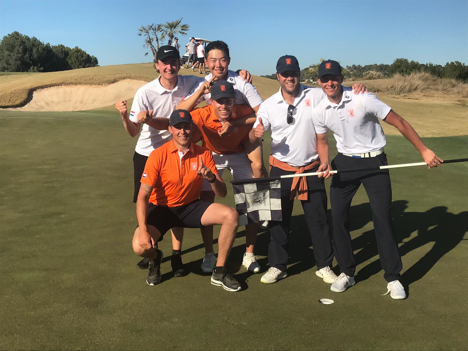 Koen Kouwenaar met teamgenoten en coach Taco Remkes als winnaar van Spaans Amateur