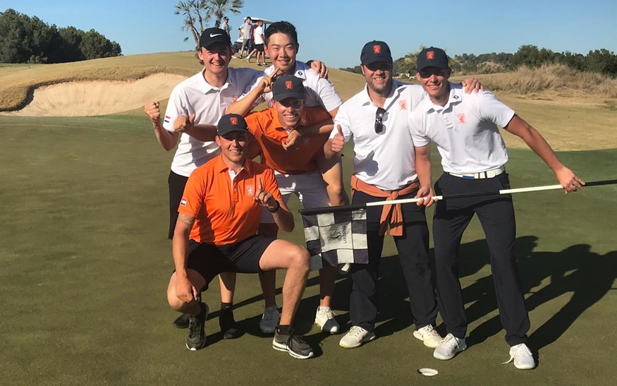 Koen Kouwenaar met teamgenoten en coach Taco Remkes als winnaar van Spaans Amateur