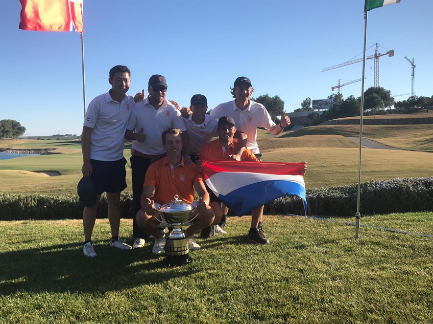 Koen Kouwenaar met de trofee Spaans Amateur golf