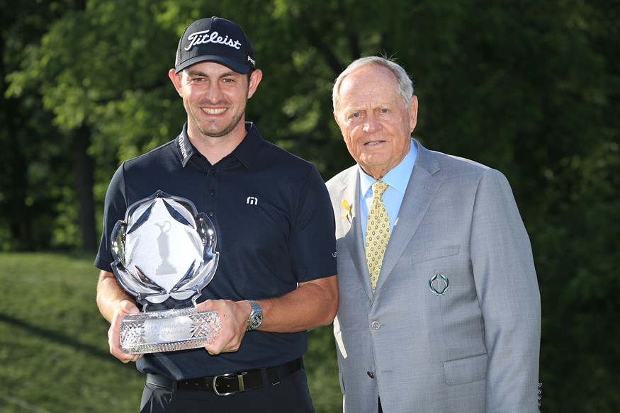 De Amerikaanse golfer Patrick Cantlay met Jack Nicklaus