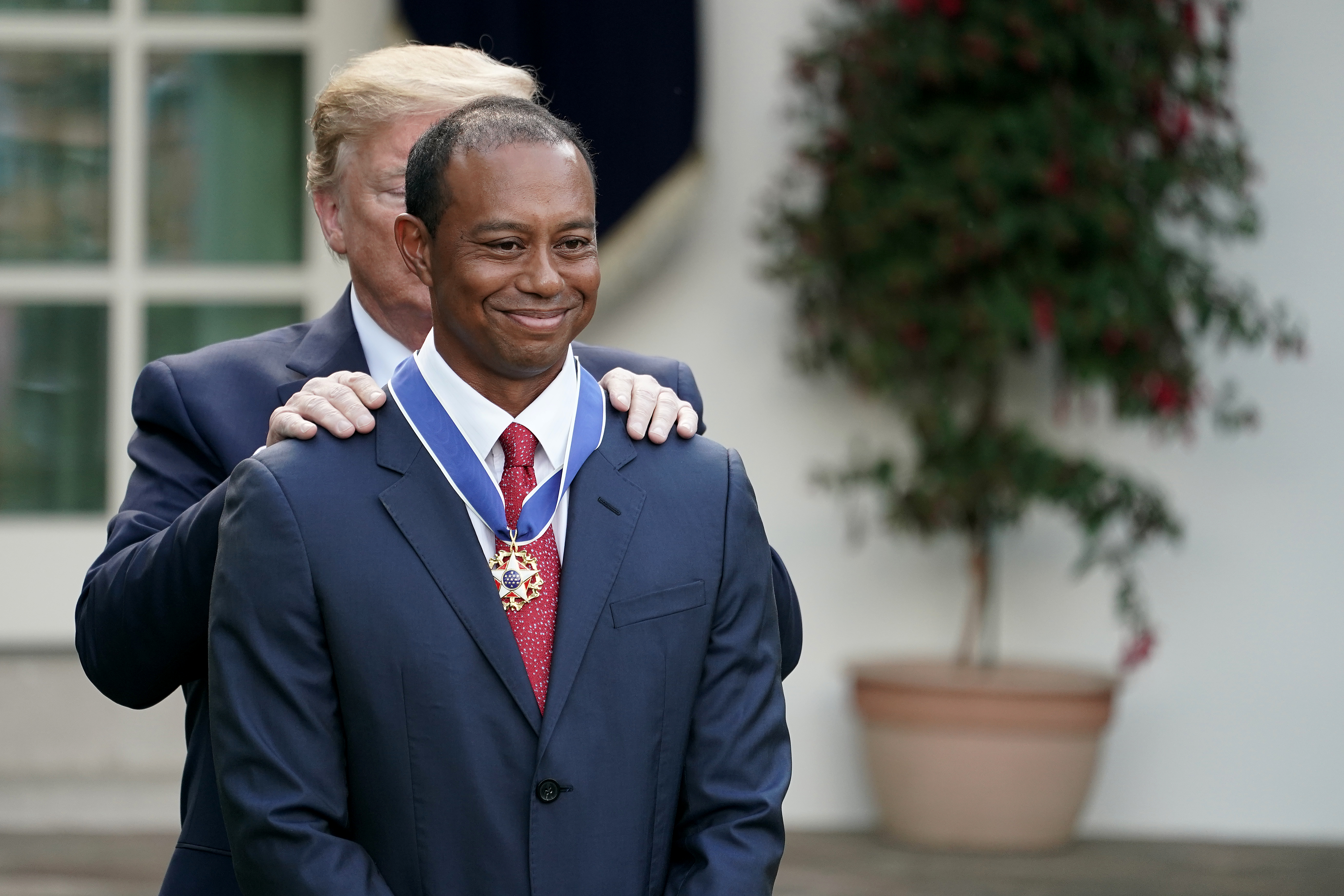 Tiger Woods ontvangt medal of honor uit handen van Donald Trump