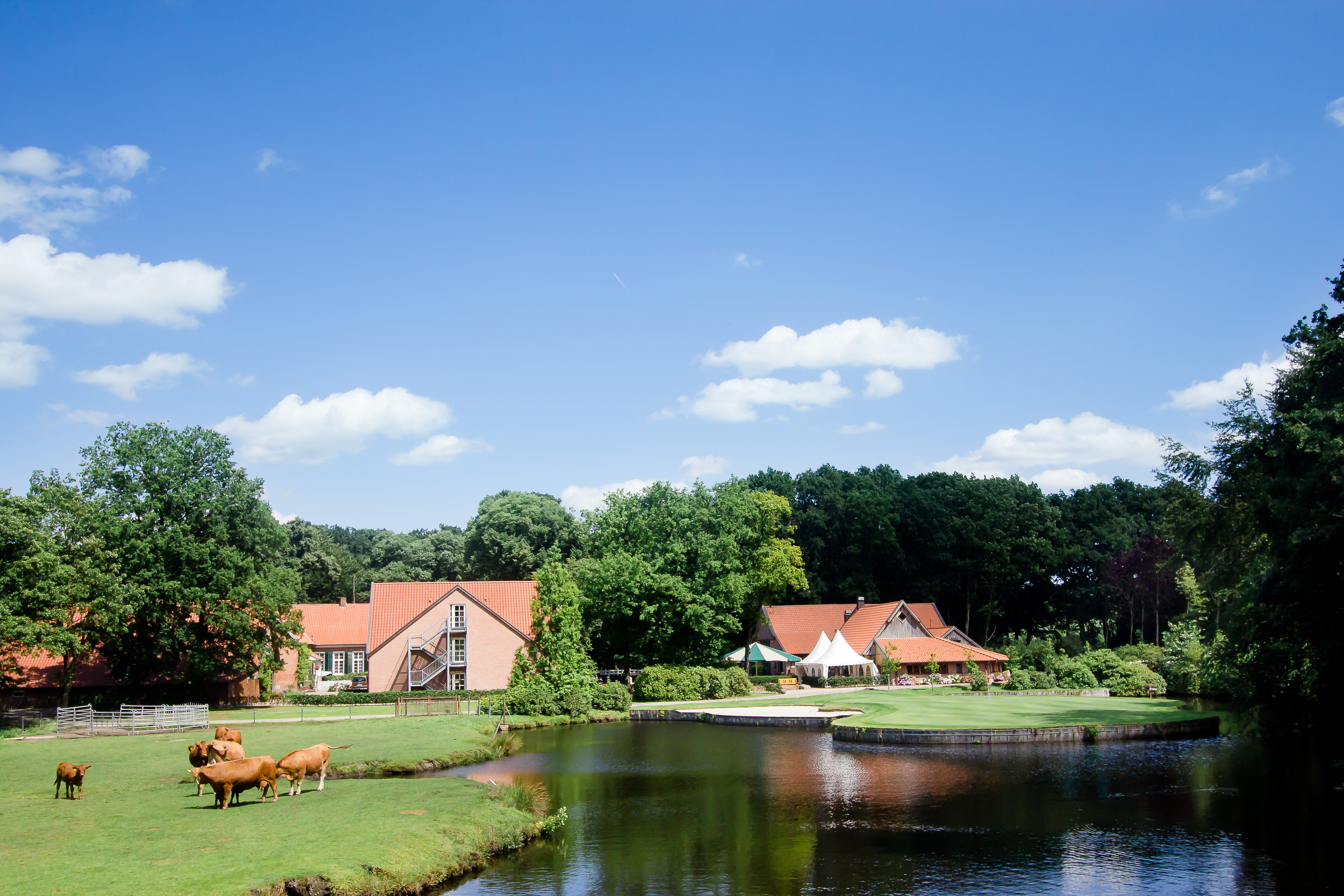 De 18de green van Gut Düneburg met op de achtergrond het hotel en restaurant