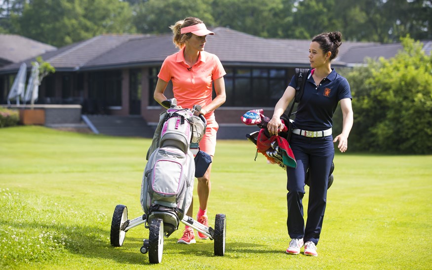 Dewi Claire Schreefel geeft Marianne Timmer golfles