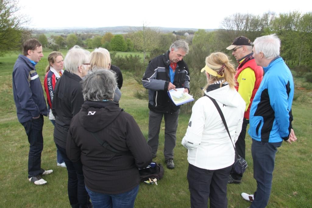 Greenkeeper Freek Snel van Het Rijk Golfbanen geeft uitleg aan een van de groepen tijdens de natuurwandeling