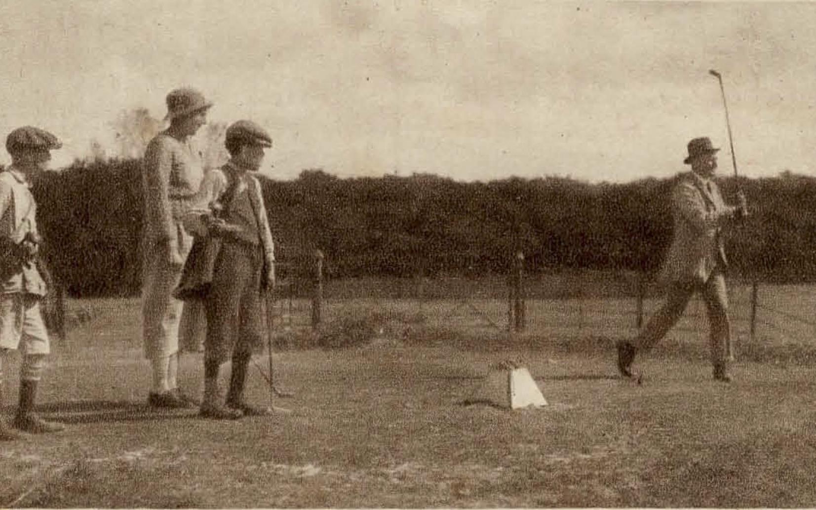 A.M. Snouck Hurgronje op de tee