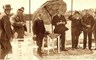 Wethouder Ter Haar (l) en Temmink (r) onder de paraplu bij de opening van het centre court aan de Tweede Wandelweg (1924).