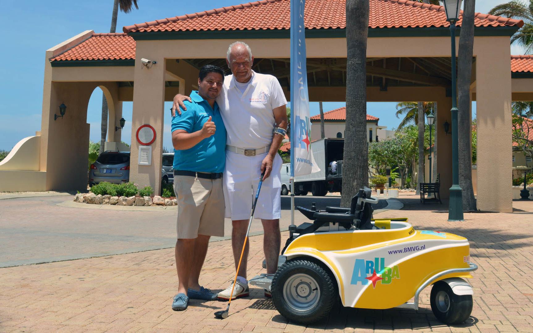 Elton Barbour van ATA en Mark Tempelman van BMVG met de paragolfer