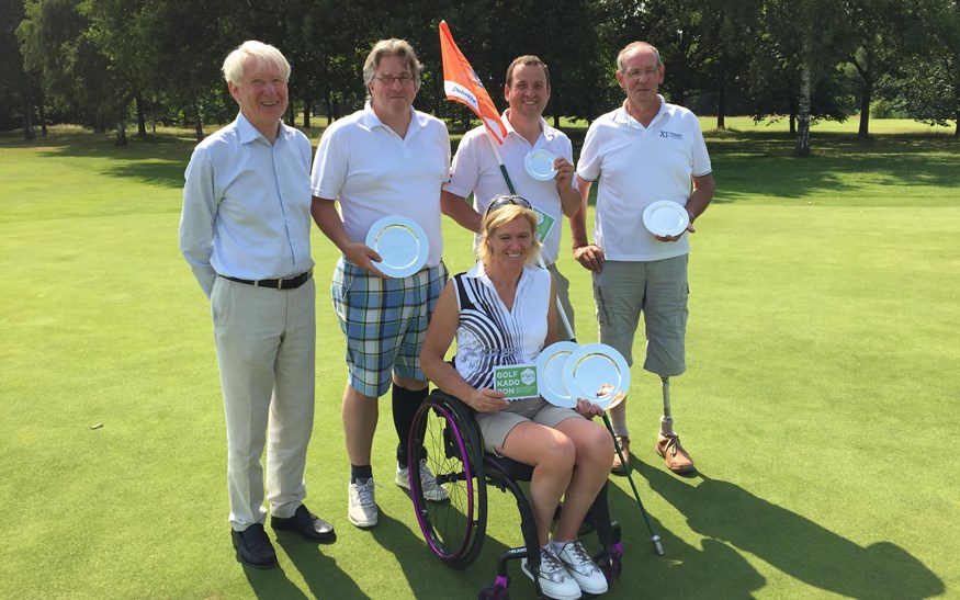 Winnaars tweede open wedstrijd voor golfers met een fysieke beperking. V.l.n.r.: Peter Dirven (voorzitter Oosterhoutse), Willem-Aart Vlug, Pieter Overweg, Ton Volmer en zittend Monique Kalkman.