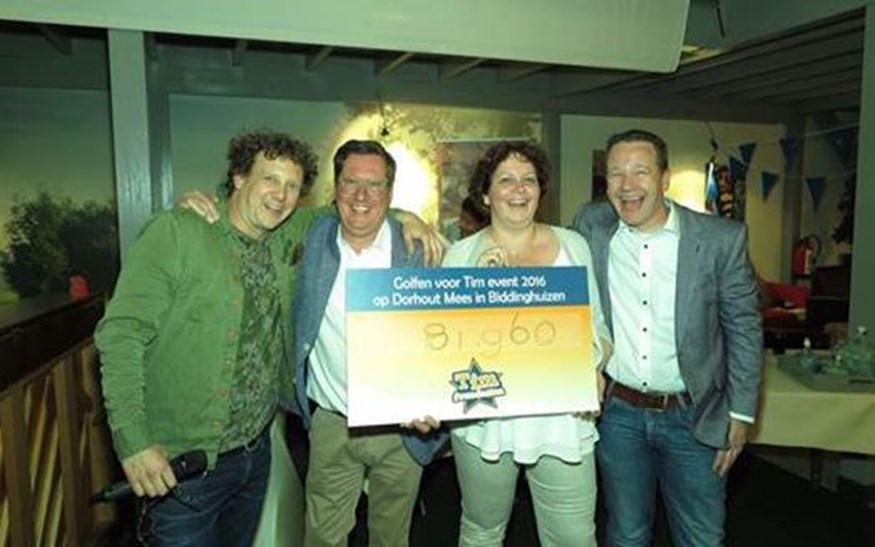 Op foto van rechts naar links Jochem Myjer, Jos van Wamel, Andre en Nancy Polderman.