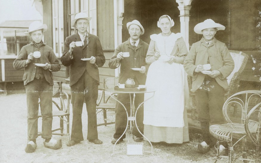 John Dunn, derde van rechts, met links van hem zijn zoon Bertram - Bertie - Dunn, de latere professional van de Noordwijkse Golf Club (± 1901).